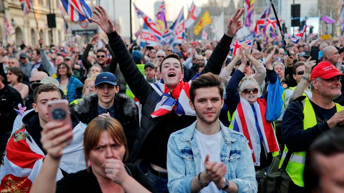 Většina mladých je proti brexitu, jiní ho ale podporují. Ilustrační snímek z demonstrace za odchod z EU.