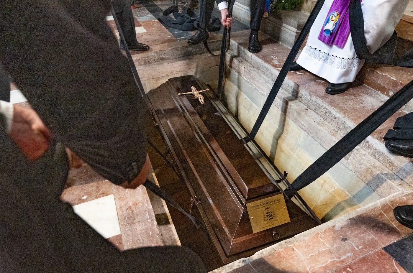 Dominik Duka, pohřeb, rakev, spouštění