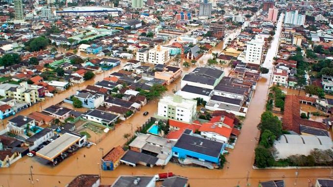 Zaplavené stošedesátitisícové město Itajaí