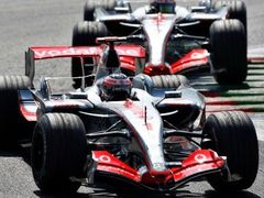 Fernando Alonso a Lewis Hamilton - jezdci McLarenu - na prvních dvou místech během Velké ceny Itálie v Monze.
