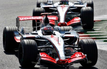 Fernando Alonso a Lewis Hamilton - jezdci McLarenu