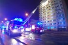 Při výbuchu bytu v Kladně zemřela žena. Ostatní obyvatele paneláku hasiči evakuovali
