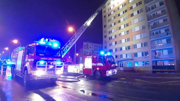 Při výbuchu bytu v Kladně zemřela žena. Ostatní obyvatele paneláku hasiči evakuovali