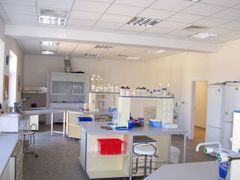 Nová laboratoř je dnes ještě prázdná.