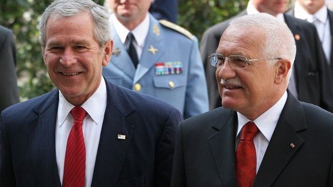 Dva prezidenti: Václav Klaus a George Bush před jednáním na Pražském hradě.
