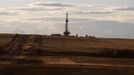 An oil drilling rig operates outside Watford, North Dakota, October 20, 2012. Thousands of people have flooded into North Dakota to work in state's oil drilling boom. Picture taken October 20, 2012. REUTERS/Jim Urquhart (UNITED STATES - Tags: ENERGY ENVIRONMENT AGRICULTURE BUSINESS EMPLOYMENT) Published: Říj. 22, 2012, 1:49 odp.