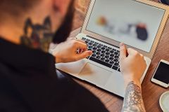 Australan má tetování po celém těle, přesto policii uniká. Vysmívá se jí na Facebooku