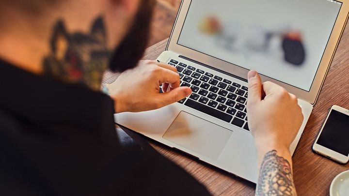 Australan má tetování po celém těle, přesto policii uniká. Vysmívá se jí na Facebooku