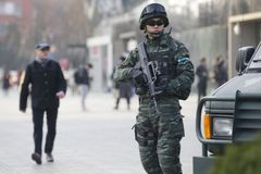 Živě: Pekingu hrozí pumový útok, kolem amerického velvyslanectví hlídkuje policie