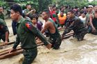 V Barmě se protrhla přehrada, voda zaplavila dálnici i vesnice
