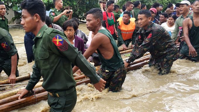 Vojáci v Barmě evakuují vesnice, které zaplavila voda z přehrady.