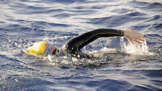 Američanka Diana Nyadová plave z Kuby na Floridu. Snímek je z 19. srpna 2012.