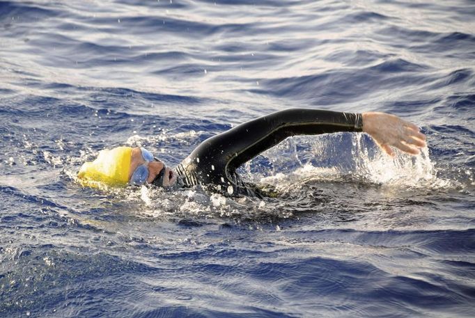 Endurance swimmer Diana Nyad swims in the Florida Straits between Cuba and the Florida Keys August 19, 2012. Nyad is trying to become the first swimmer to transit the Florida Straits from Cuba to the Keys without a shark cage. REUTERS/Christi Barli/Diana Nyad/Florida Keys News Bureau/Handout (UNITED STATES - Tags: SOCIETY) NO SALES. NO ARCHIVES. FOR EDITORIAL USE ONLY. NOT FOR SALE FOR MARKETING OR ADVERTISING CAMPAIGNS. THIS IMAGE HAS BEEN SUPPLIED BY A THIRD PARTY. IT IS DISTRIBUTED, EXACTLY AS RECEIVED BY REUTERS, AS A SERVICE TO CLIENTS Published: Srp. 19, 2012, 11:32 odp.