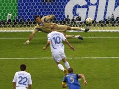 Francouz Zinedine Zidane (10) proměňuje penaltu do sítě italského brankáře Gianluigi Buffona.