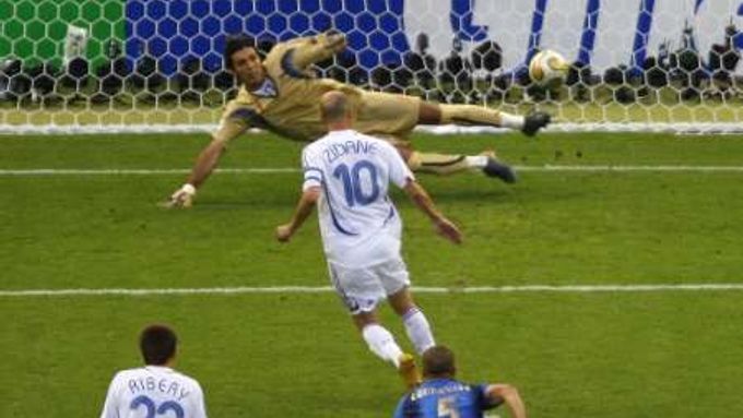 Francouz Zinedine Zidane (10) proměňuje penaltu do sítě italského brankáře Gianluigi Buffona.