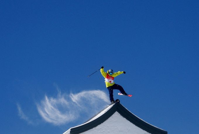 Jesper Tjader ze Švédska při soutěži lyžařů ve freestylu na OH v Pekingu