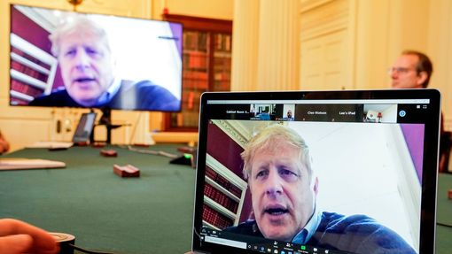 Britský premiér Boris Johnson při videokonferenci vlády. V izolaci byl kvůli onemocnění covid-19.