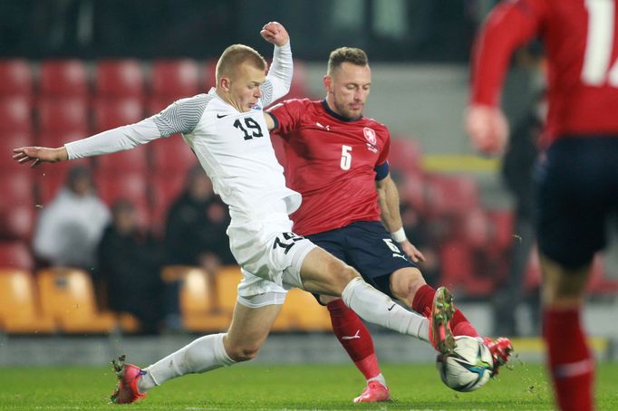 Vlasij Sinjavskij a Vladimír Coufal v utkání kvalifikace MS ve fotbale Česko - Estonsko