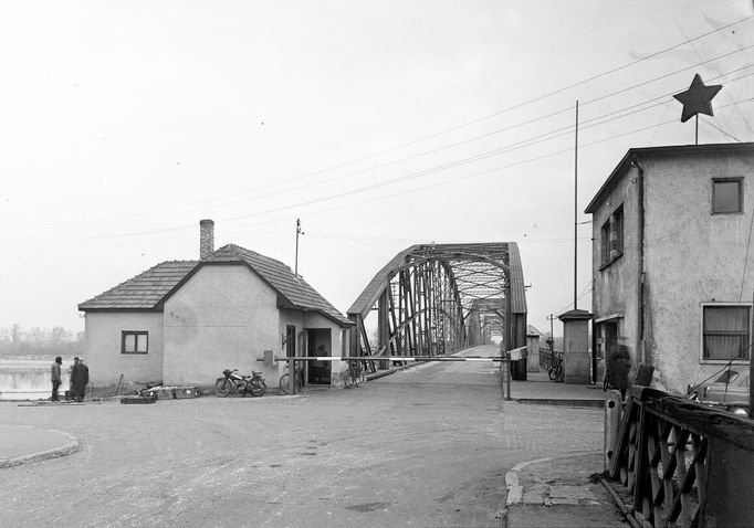 Hvězdou byly opatřeny i pamětihodnosti po celém Maďarsku, například hraniční přechod v Komáromu, vyfotografovaný v 50. letech 20. století.