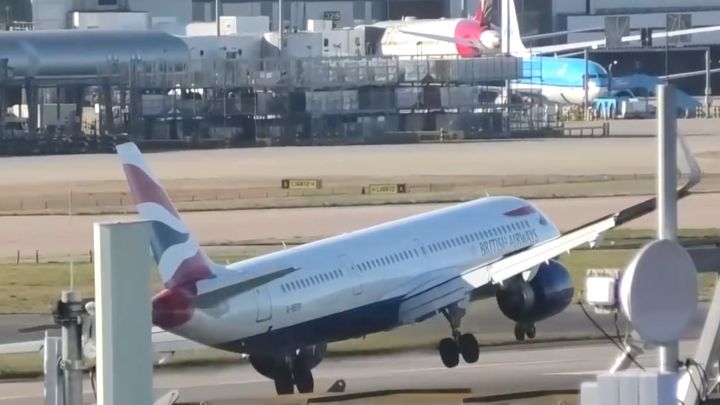Pilot airbusu nedokázal přistát. Musel zvládnout nervydrásající kaskadérský kousek; Zdroj foto: Youtube/Big Jet TV