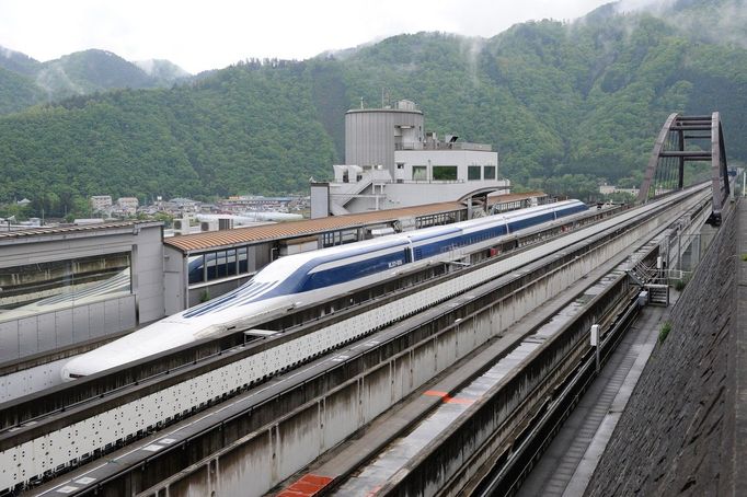 Japonský maglev vlak na testovací dráze v Tsuru, 100 km západně od Tokia, 11. května 2010. Testovací jízda pro amerického ministra dopravy Raye LaHooda.