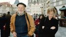 Lawrence Ferlinghetti při procházce po Staroměstském náměstí v Praze, 1998.