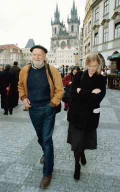 Lawrence Ferlinghetti při procházce po Staroměstském náměstí v Praze, 1998.