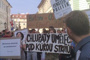 Demonstrace pro a proti odvolání Bátory z ministerstva