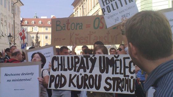 Demonstrace pro a proti odvolání Bátory z ministerstva