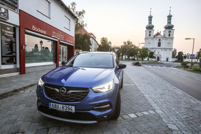 Pěkné zastavení je v rakouském udržovaném městečku Frauenkirchen. Či prostě rakouském městečku, udržovaná jsou všechna.