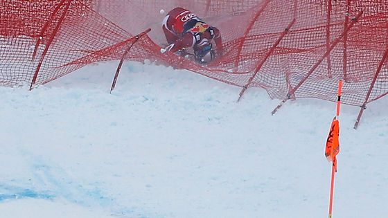 VIDEO Sjezdařské hvězdy padaly v Kitzbühelu jako hrušky, Svindal zraněn