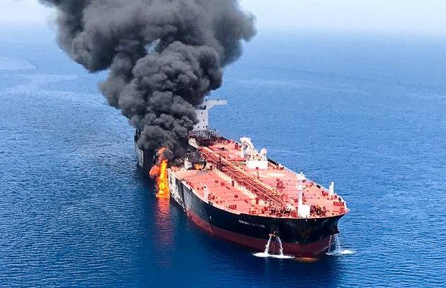 Hořící tanker v Ománském zálivu.