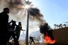 Velvyslanectví USA v Bagdádu napadli demonstranti. Prolomili bránu, dál se nedostali