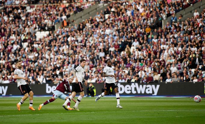 Said Benrahma z West Hamu střílí gól v utkání s Manchesterem United