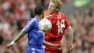 Liverpoolský Dirk Kuyt bojuje o míč s Ashleym Colem