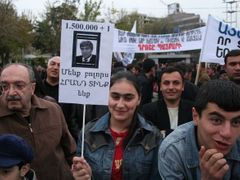 Hrant Dink je také jednou z obětí genocidy - píše se na plakátu při jedné z demonstrací v arménském hlavním městě Jerevanu