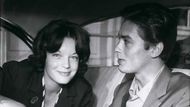 Alain Delon (na snímku s herečkou Romy Schneiderovou v roce 1959) nyní zemřel ve věku 88 let. Tuto neděli to ve společném prohlášení oznámily jeho tři děti. Poslední roky trpěl nemocí. Zesnul obklopen rodinou ve svém domě v Douchy, asi 100 kilometrů jižně od Paříže.