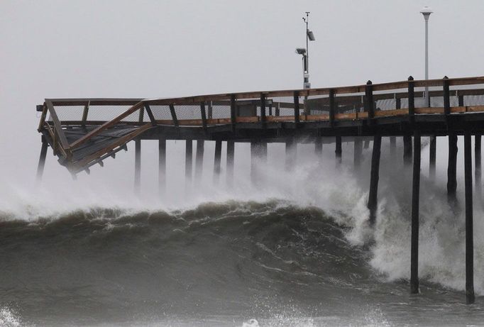 Poničené vycházkové molo v Ocean City, Maryland.