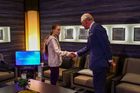 Thunbergová si v Davosu potřásla pravicí s britským princem Charlesem.