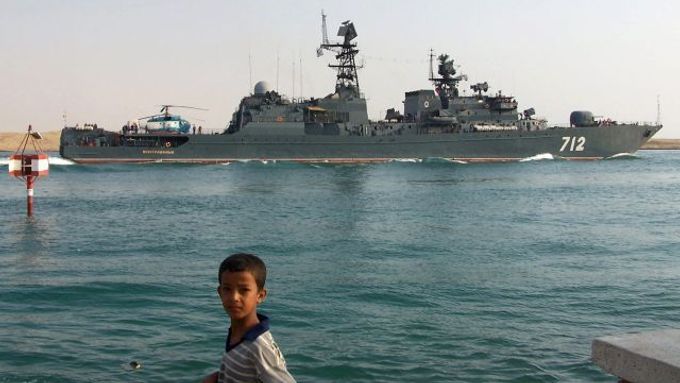 Ruská loď Neustrašymij poblíž Somálska.