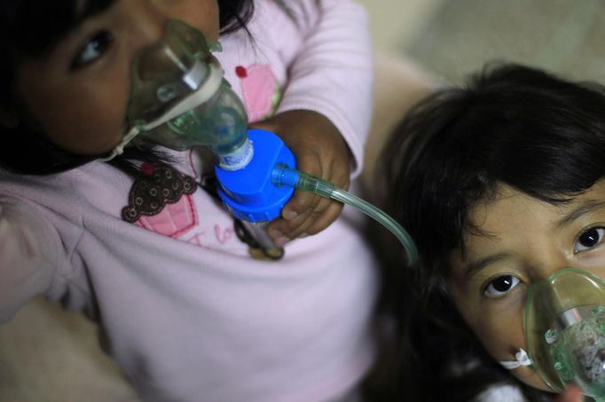 Children receive inhalotherapy in the San Jose Hospice, in Sacatepequez, 45 km (28 miles) of Guatemala City, November 30, 2012. About 68 HIV-infected children receive free medical care at the hospice, many of them were found abandoned in markets, churches, fire stations, left neglected in hospitals or in some instances, brought in by their families who cannot afford to pay for their medical treatment. World AIDS Day which falls on December 1 is commemorated across the world to raise awareness of the pandemic. REUTERS/Jorge Dan Lopez (GUATEMALA - Tags: HEALTH ANNIVERSARY TPX IMAGES OF THE DAY) Published: Pro. 1, 2012, 1:58 dop.