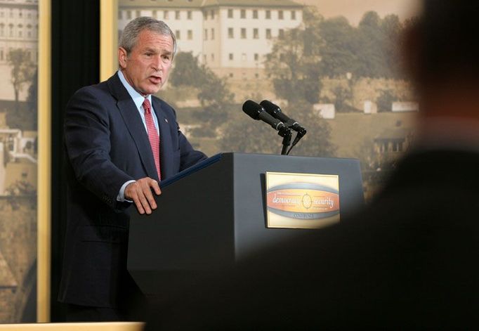 Po obědě se prezident Bush přemístil na konferenci o demokracii v Černínském paláci.