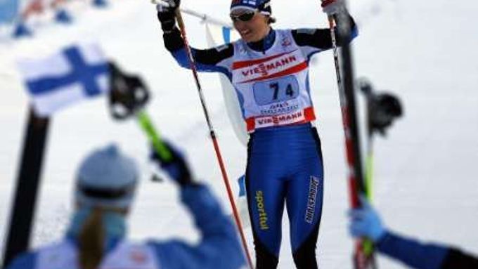 Finská běžkyně na lyžích Pirjo Manninenová slaví se svými kolegyněmi zlato ze štafety na MS v Sapporu.