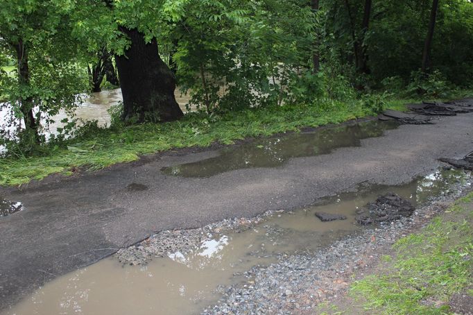 Na cestě kolem zámecké zdi voda napáchala pěknou spoušť.