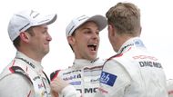 Hülkenberg (vpravo) triumfoval v bílém Porsche 919 Hybrid, přesto, že byl v Le Mans nováčkem a za spolujezdce měl další dva nováčky. Těmi byli Nizozemec Earl Bamber a Nick Tandy (vlevo). Posledně jmenovaný sice na Circuit de la Sarthre už závodil, ale nikdy s prototypem elitní třídy LMP1.