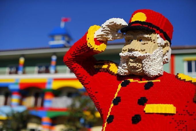 One of hundreds of Lego figures is seen by a pool as construction continues in North America's first ever Lego Hotel currently being built at Legoland in Carlsbad, California, January 17, 2013. The three-story, 250-room hotel will open on April 5. REUTERS/Mike Blake (UNITED STATES - Tags: SOCIETY TRAVEL) Published: Led. 17, 2013, 10:37 odp.