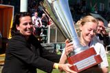 Trofej pro šampiony jim předala nejmocnější žena českého forbalu Dagmar Damková.