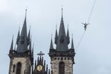 Mezi kostelem Matky Boží před Týnem a věží Staroměstské radnice se ve výšce více než 50 metrů procházel na natažených lanech světový rekordman Danny Menšík.