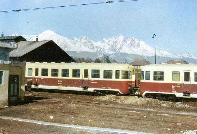 Osobní vlak v železniční stanici v Popradu, Vysoké Tatry, 1960. Kolorovaný archivní snímek z tatranského pohoří na Slovensku.