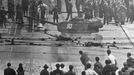 Sovětský tank a demonstranti na Postupimském náměstí. Záběr z povstání 17. června 1953 ve Východním Berlíně.